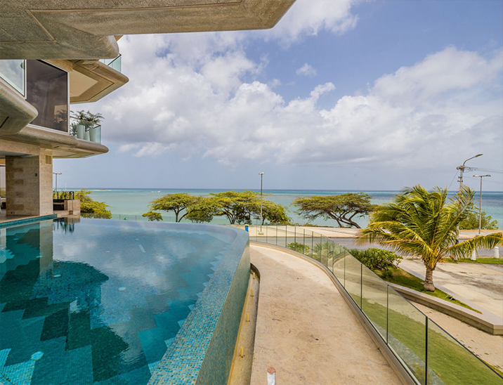 Beautiful balcony with jacuzzi and ocean view in Aruba