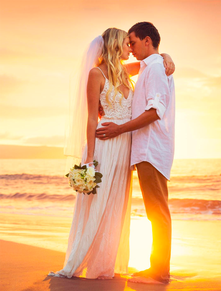 Beautiful married couple on a precious beach in Aruba